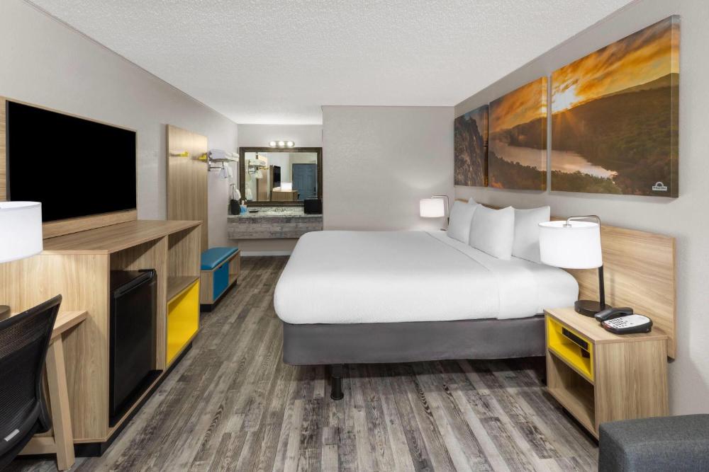 King Room - Non-Smoking interior