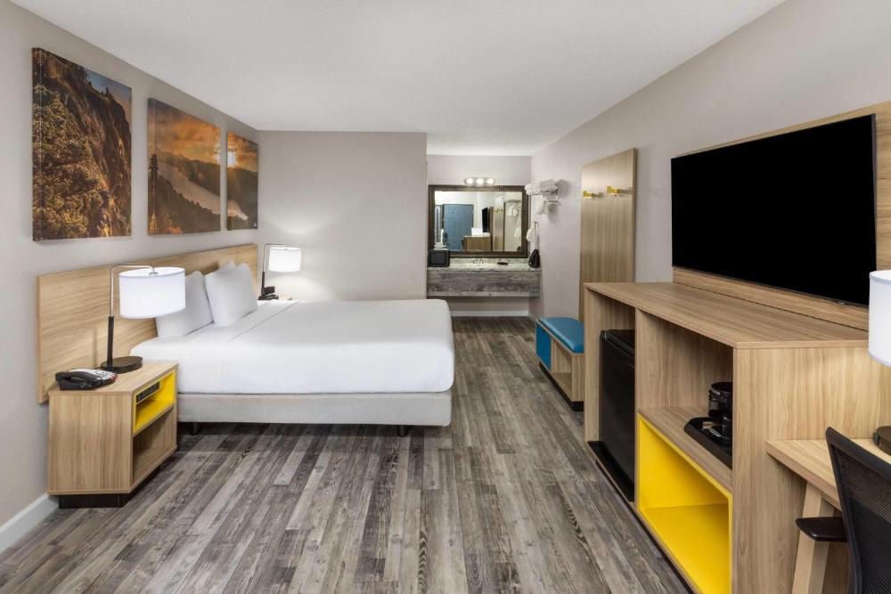 Queen Room - Non-Smoking interior